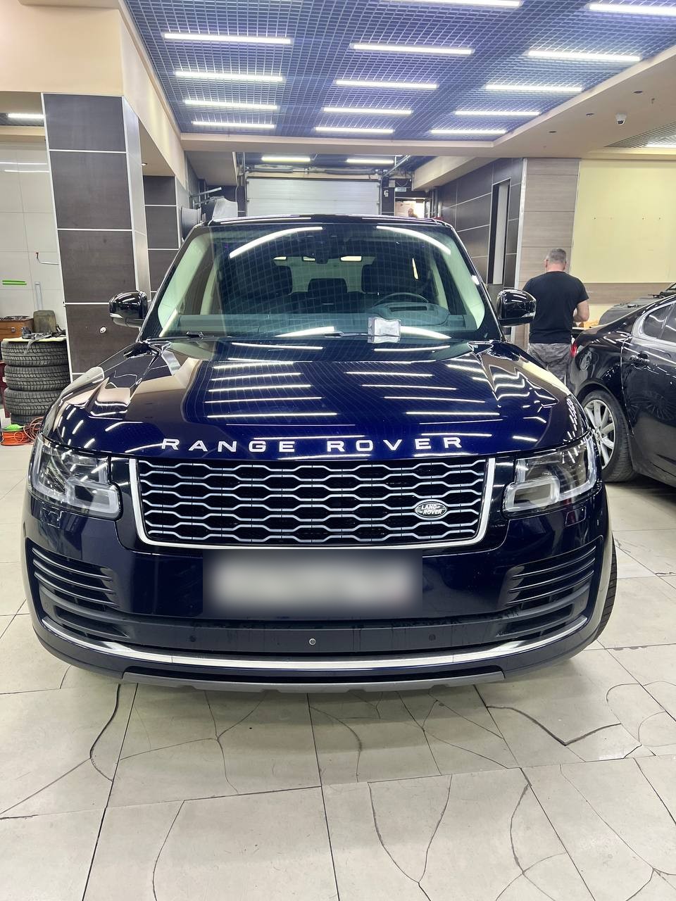 Range Rover Vogue после ремонта и покраски заднего правого крыла