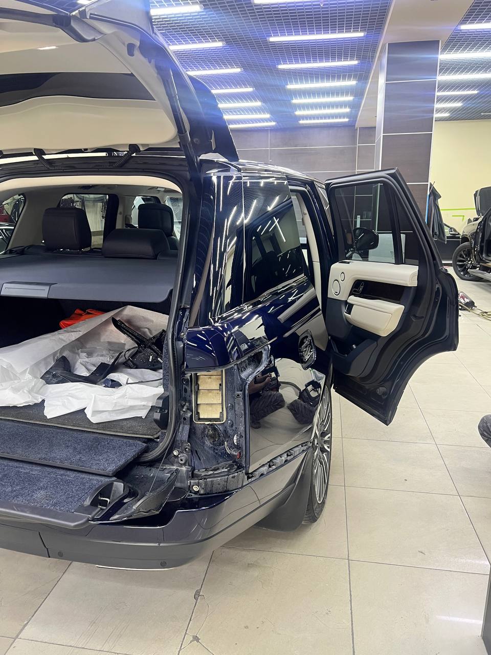Снятый задний фонарь Range Rover, доступ к крылу открыт
