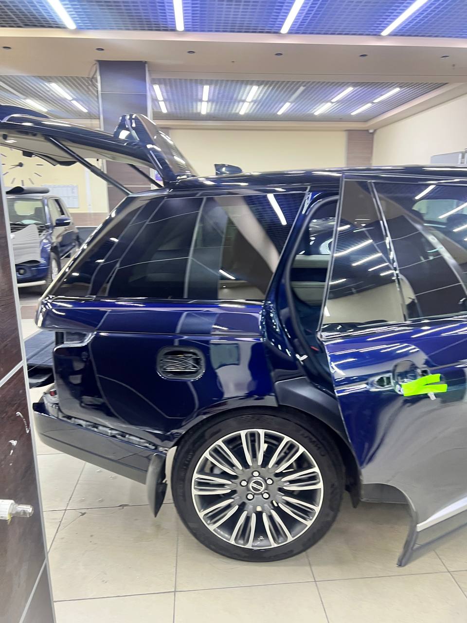 Багажная дверь Range Rover открыта, уложена защитная бумага
