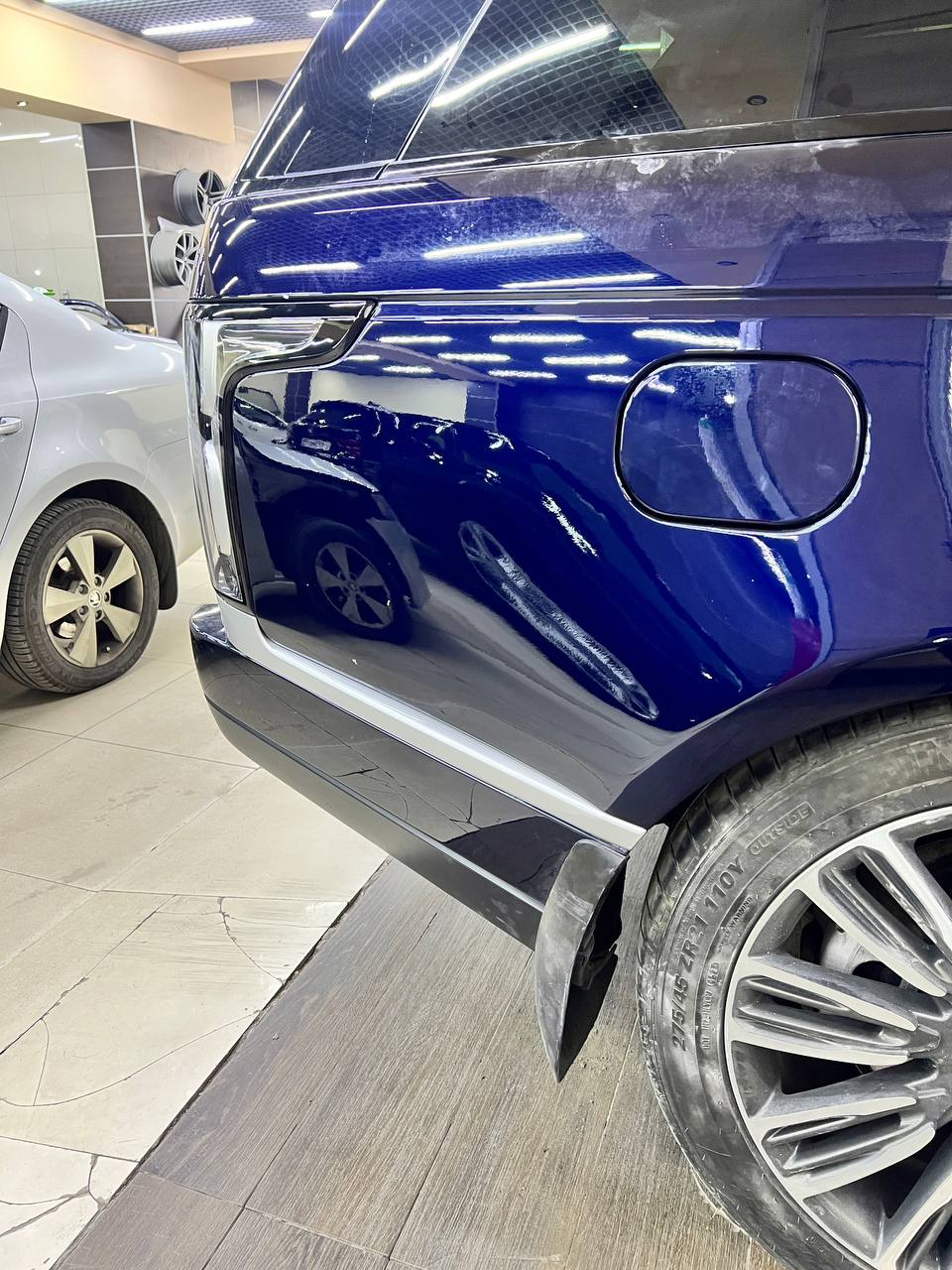 Задняя правая стойка и молдинг Range Rover после покраски