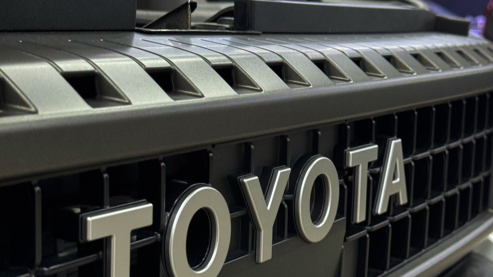 Toyota Prado после оклейки антигравийной плёнкой PPF в боксе AllPro